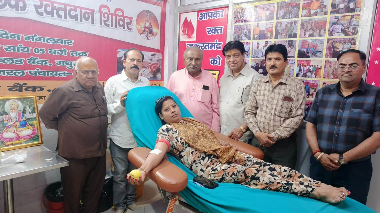 सिंधी समाज के शिविर में रक्तदान करती महिला।