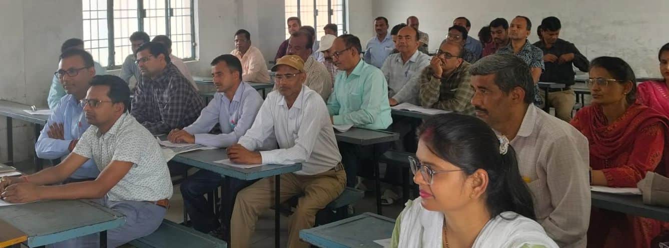 स्वामी धर्मानंद कॉलेज में बैठक के दौरान उपस्थित परीक्षक। स्रोत: कॉलेज