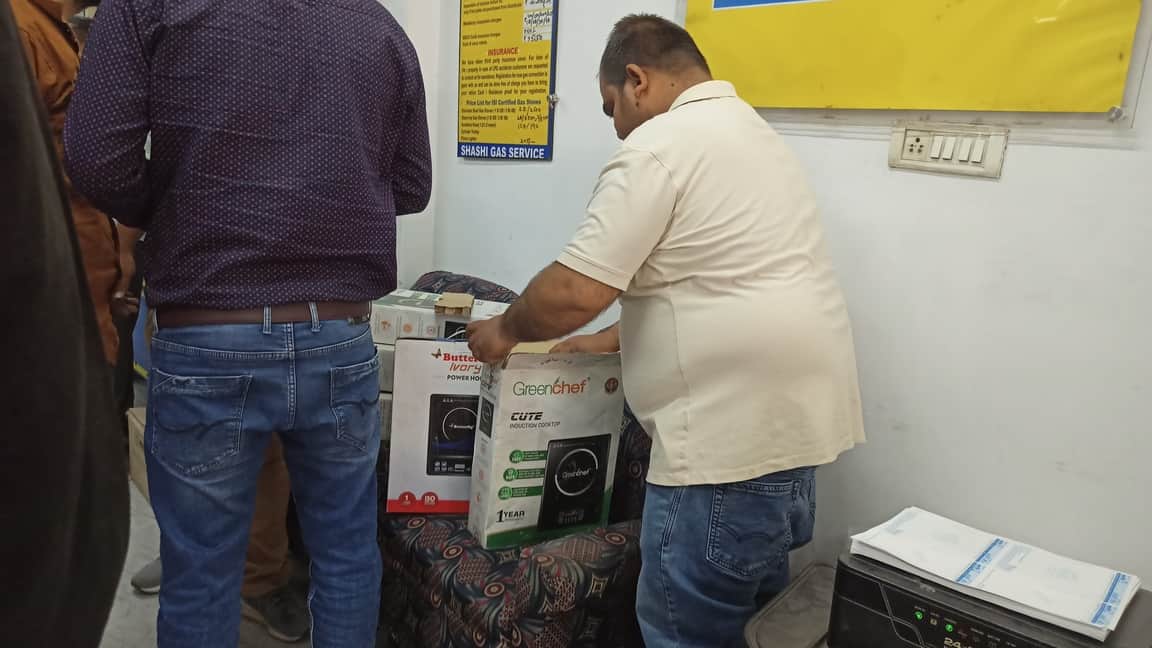 शहर की एक गैस एजेंसी में बेचे जा रहे इंडक्शन। संवाद