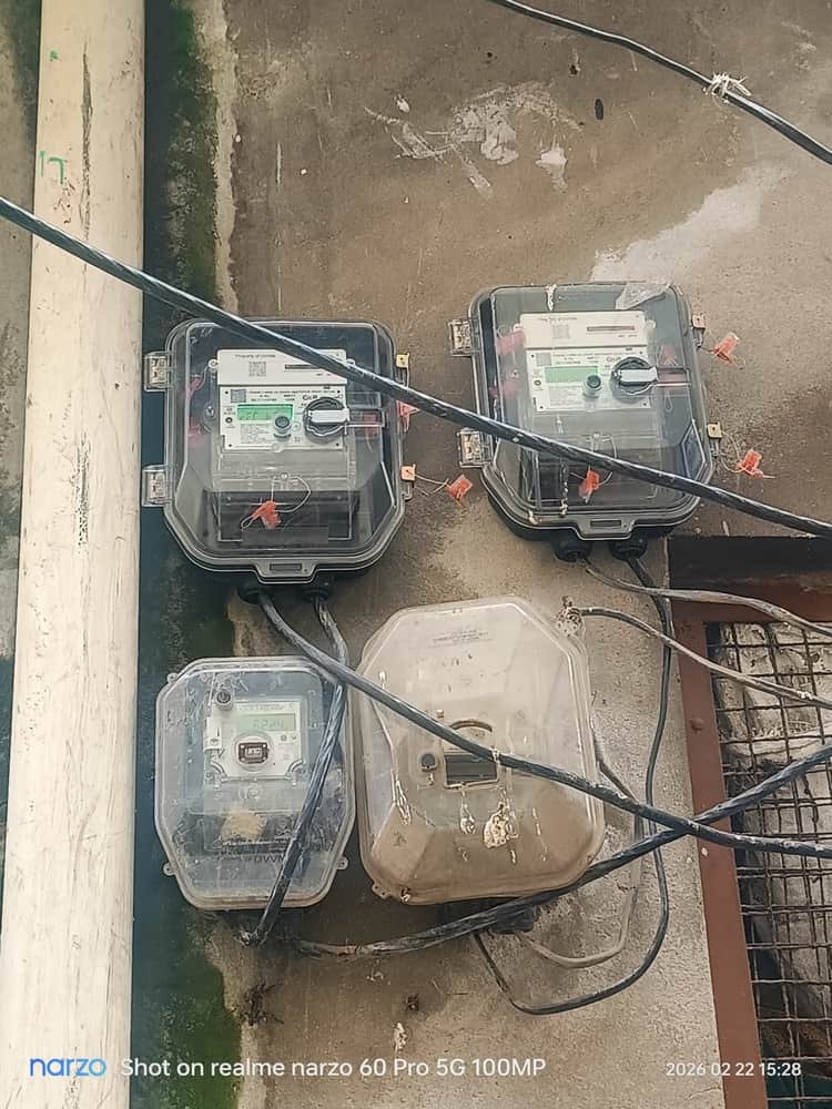 शहर की एक कॉलोनी में स्मार्ट मीटर के साथ लगे चेक मीटर। संवाद