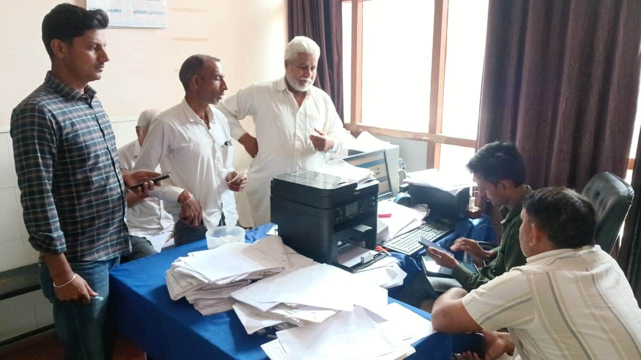 शहर के कृषि विभाग के किसान सहायता केंद्र में पीएम किसान निधि राशि की जानकारी लेने पहुंचे किस