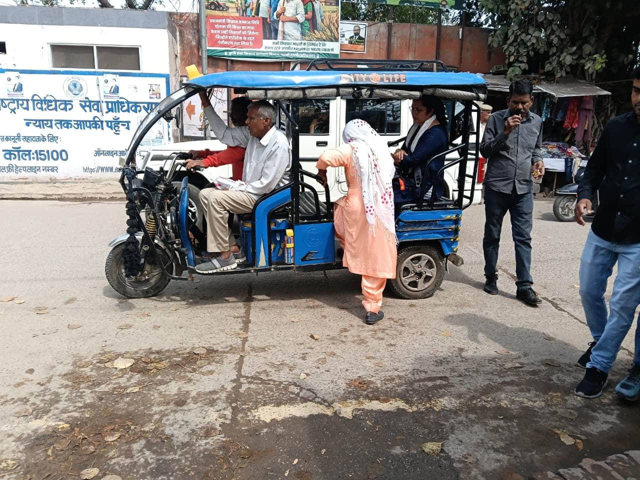 शहर के कोर्ट रोड के बीच सवारियां बैठाता ऑटो चालक। 