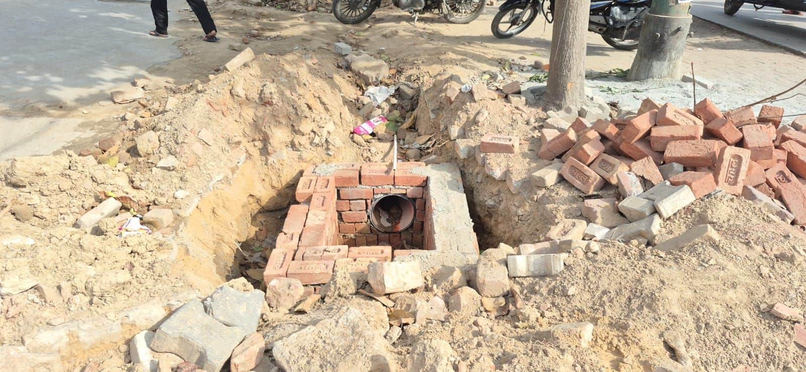 शहर के नागरिक अस्पताल के सामने सड़क किनारे  खुले पड़े बरसाती नाले के चैंबर।