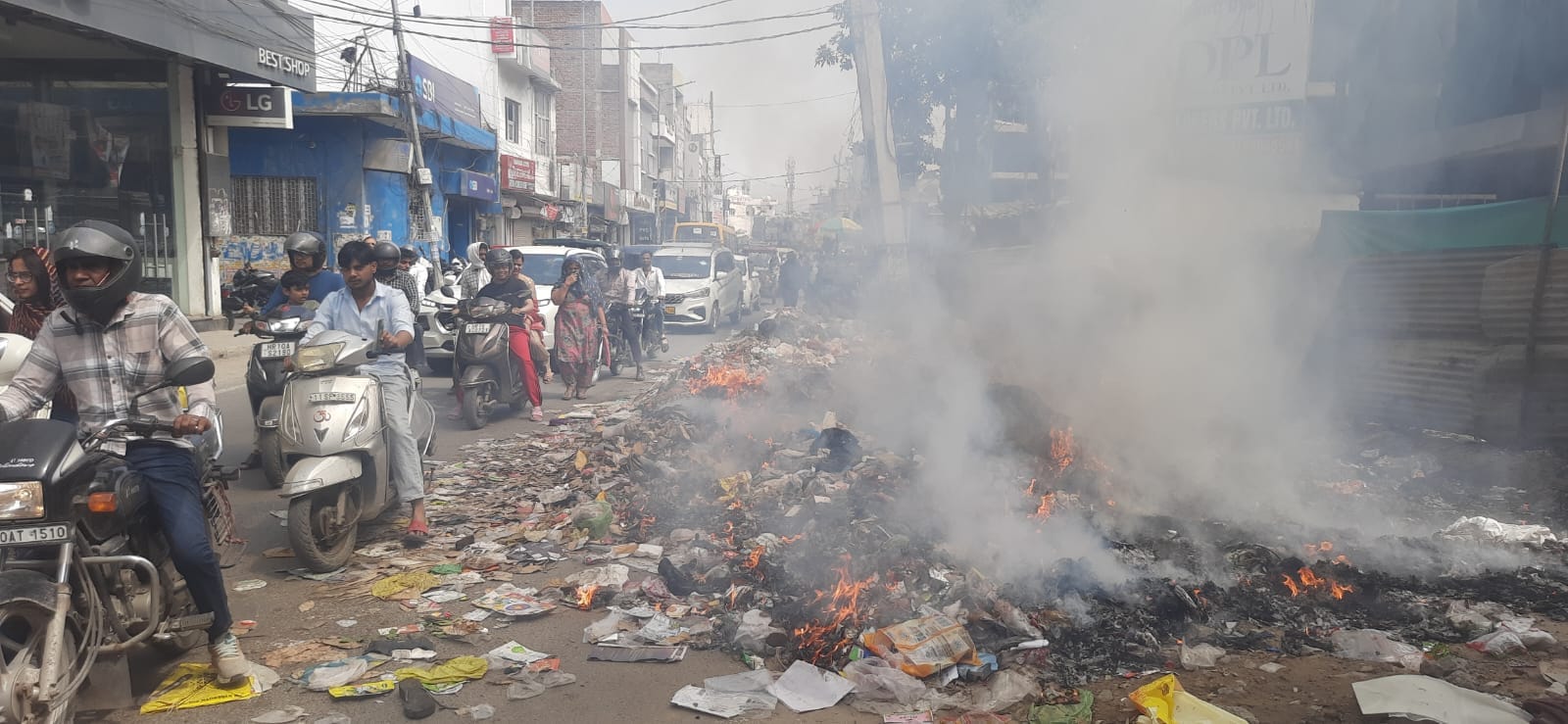 शहर के रेलवे रोड पर कूड़ा उठाव नहीं होने के कारण उसमें किसी ने आग लगा दी, जिससे उठते धुएं के का