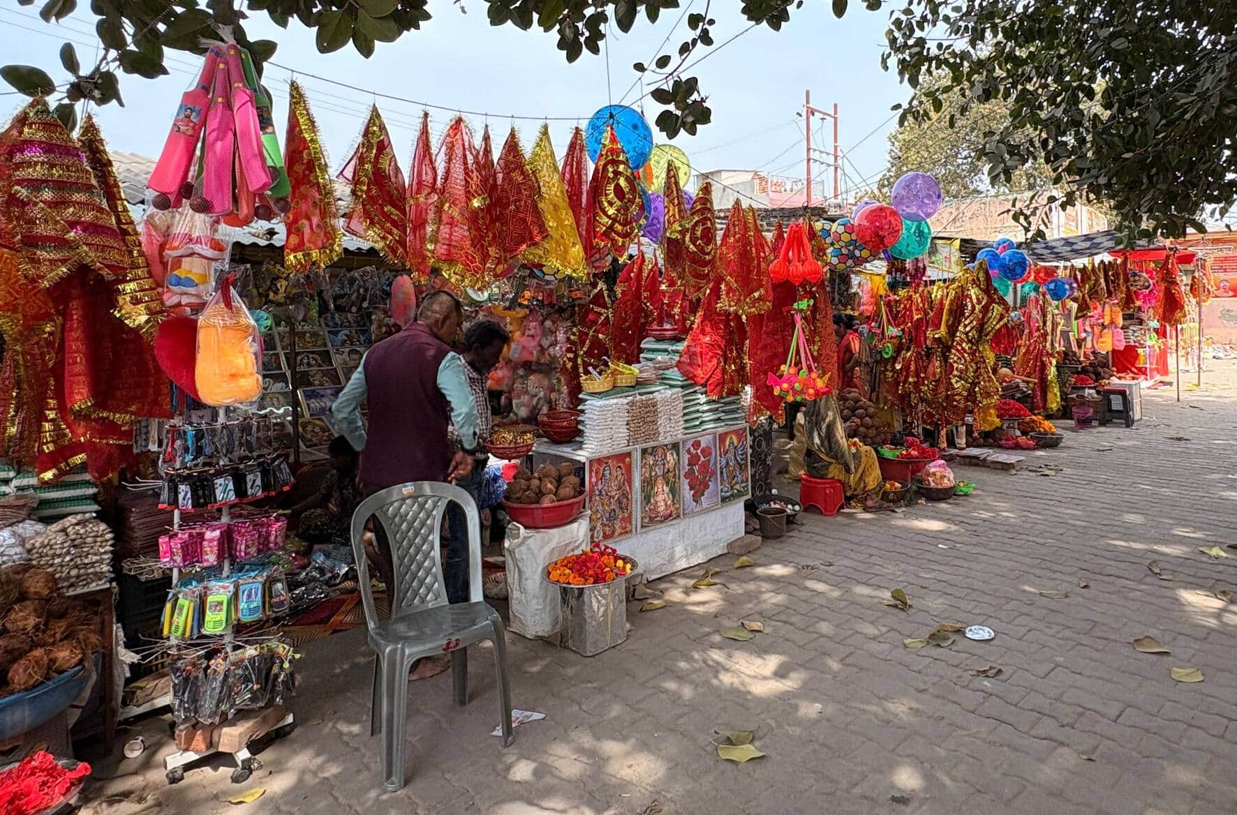 शहर के सिंघेश्वरी देवी मंदिर परिसर में सजी  हुई दुकान। संवाद