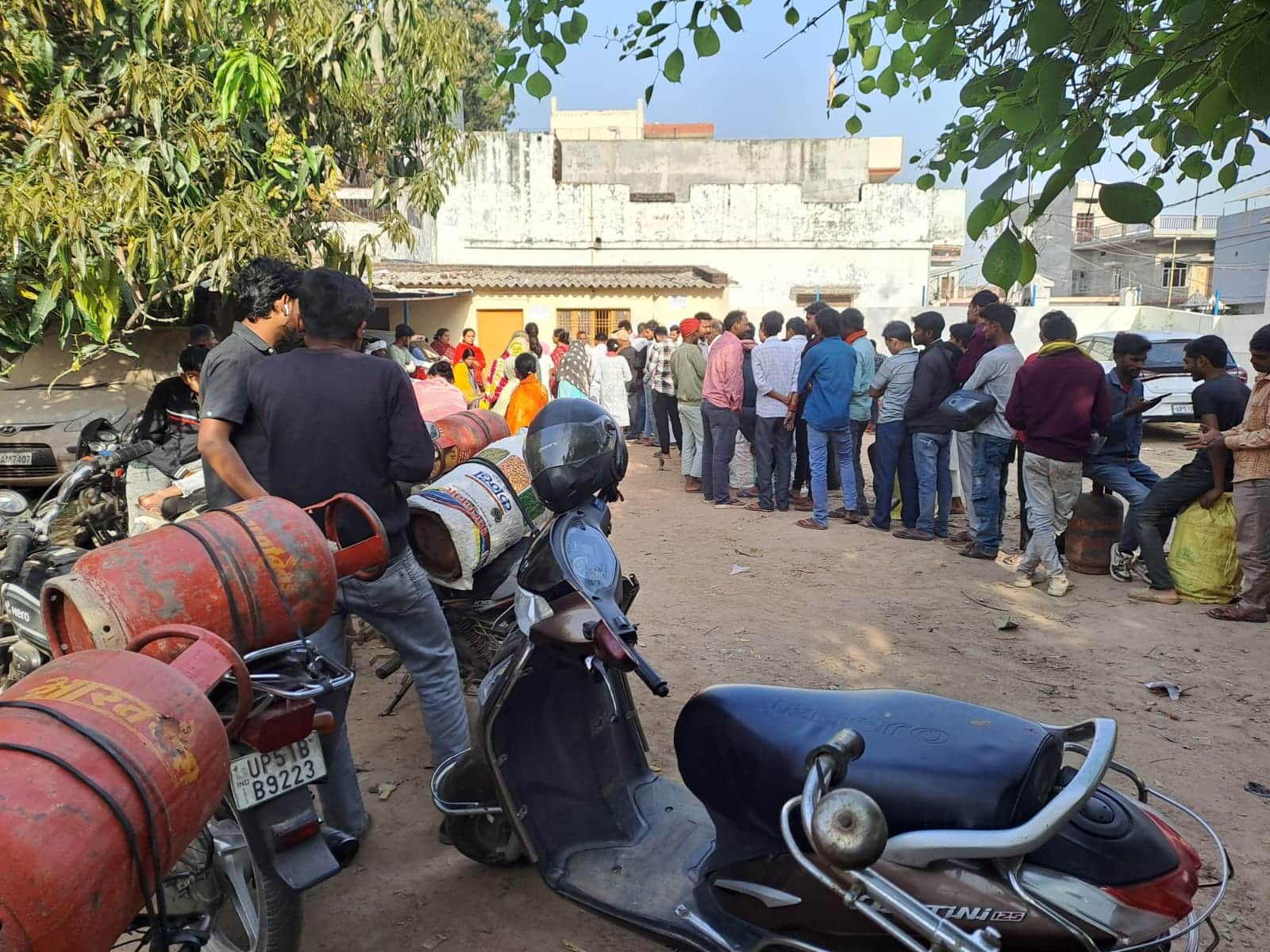 श्रीराम गैस एजेंसी रौतापार पर उपभोक्ताओं की लगी लंबी लाइन। संवाद