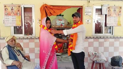 शादी के वक्त मां की गोद में मासूम बच्ची