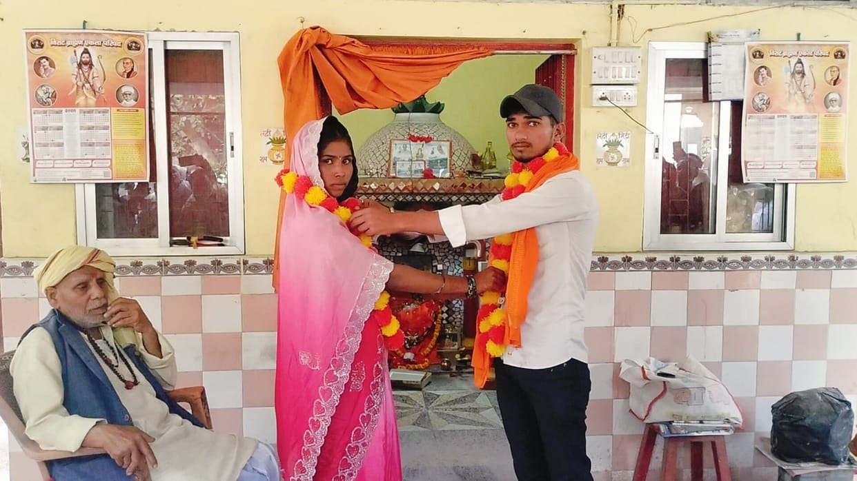 Aurangabad News Unwed Mother Becomes Bride, Marriage Solemnized in Court with 9-Month-Old Daughter in Her Arms