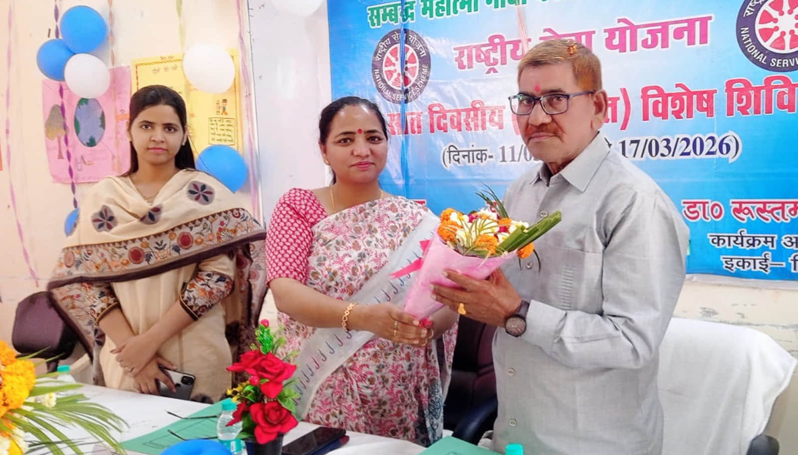 शिविर के अंतिम दिन मुख्य अतिथि सेवानिवृत्त प्राचार्य का स्वागत करतीं प्राचार्या। स्रोत-महाविद्य