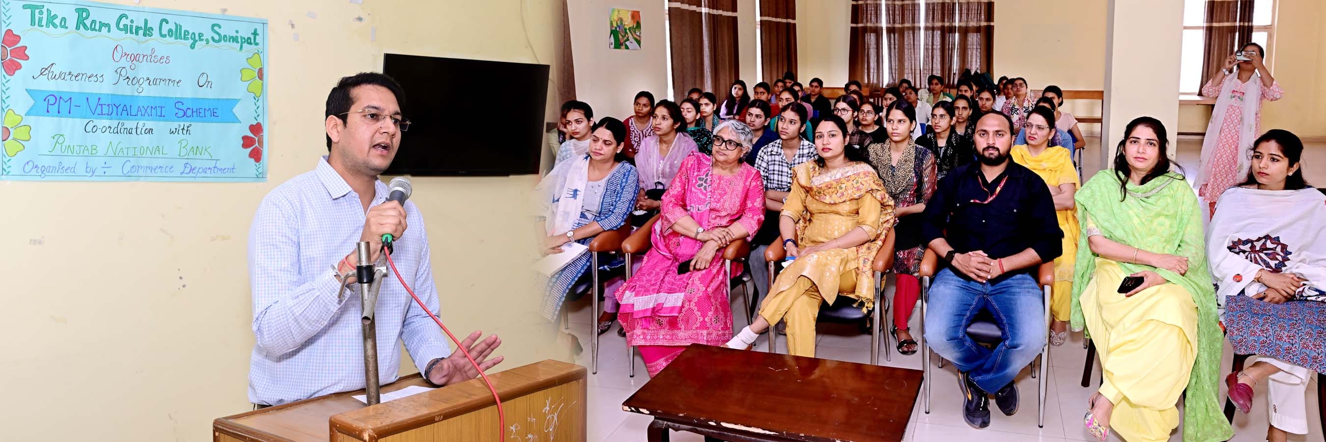 टीका राम कन्या महाविद्यालय में जागरूकता कार्यक्रम के दौरान उपस्थित छात्राएं व प्राध्यापक। स्रोत