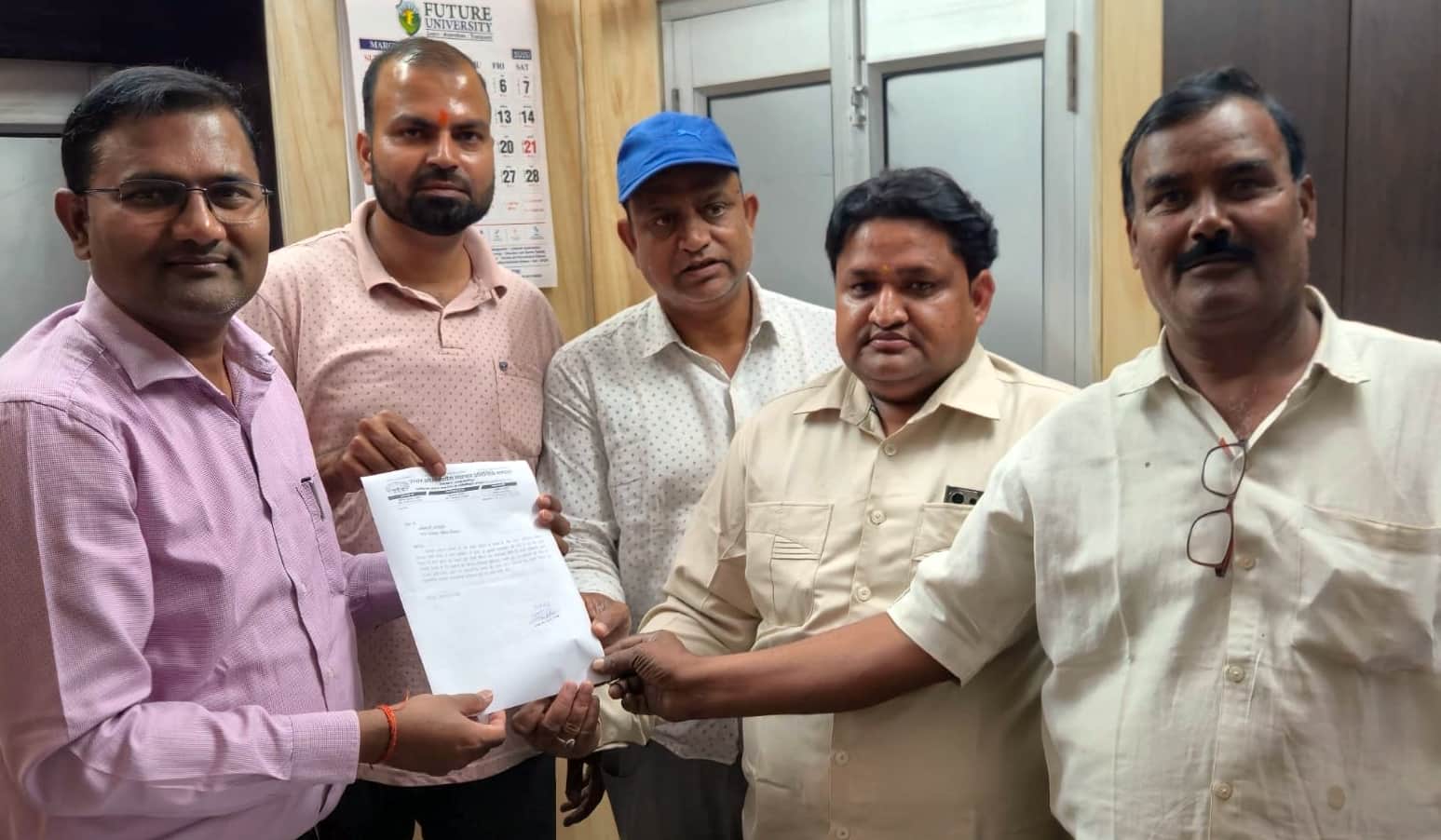 तिलहर नगर पालिका में अधिशासी अधिकारी सत्येंद्र प्रकाश को ज्ञापन सौंपते व्यापार मंडल के पदाधिका