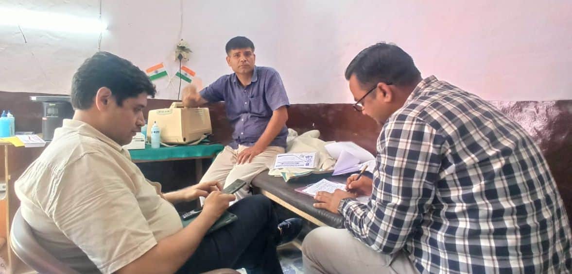 तिलौली में अवैध रूप से संचालित अल्ट्रासाउंड सेंटर की जांच करते स्वास्थ्य विभाग की टीम। संवाद