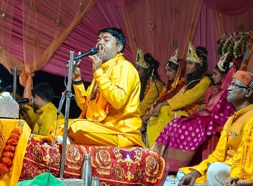 तुलसियापुर के पचऊध में गायत्री महायज्ञ व पावन प्रज्ञा पुराण कथा में सुनाते व्यास डा.राहुल देव त