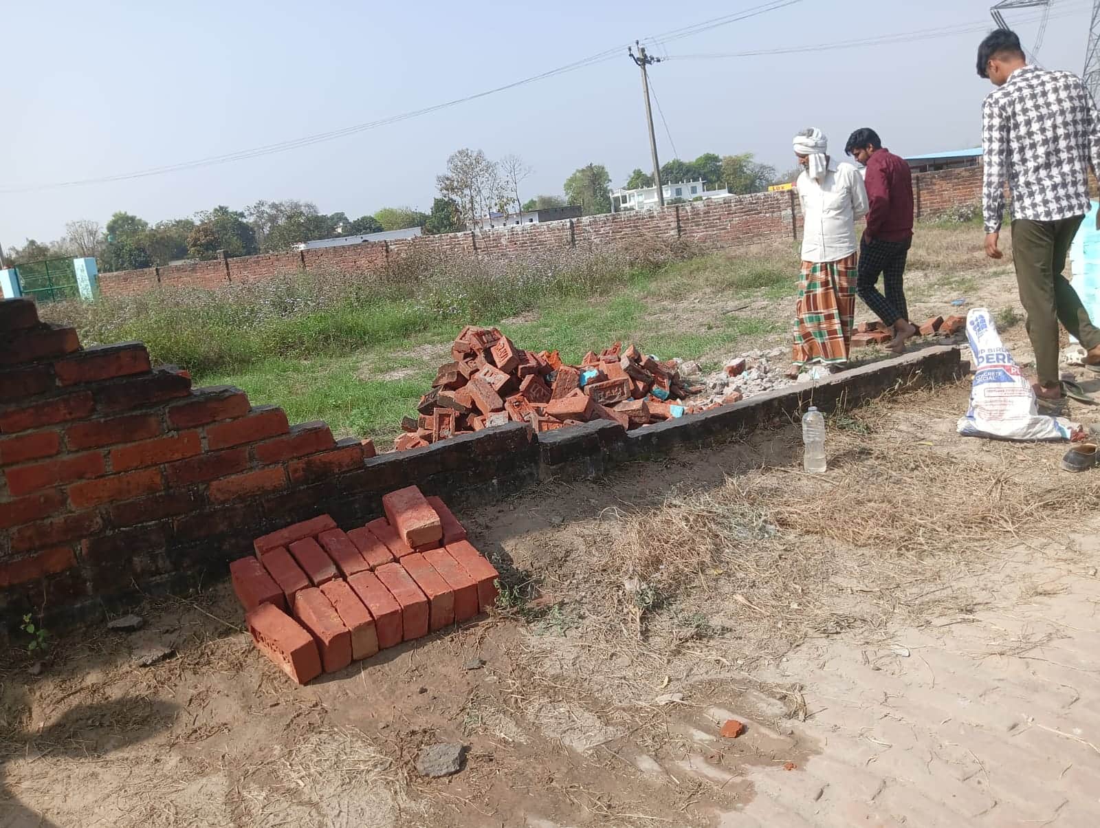 दुबौलिया में ईदगाह की टूटी चहारदीवारी। संवाद