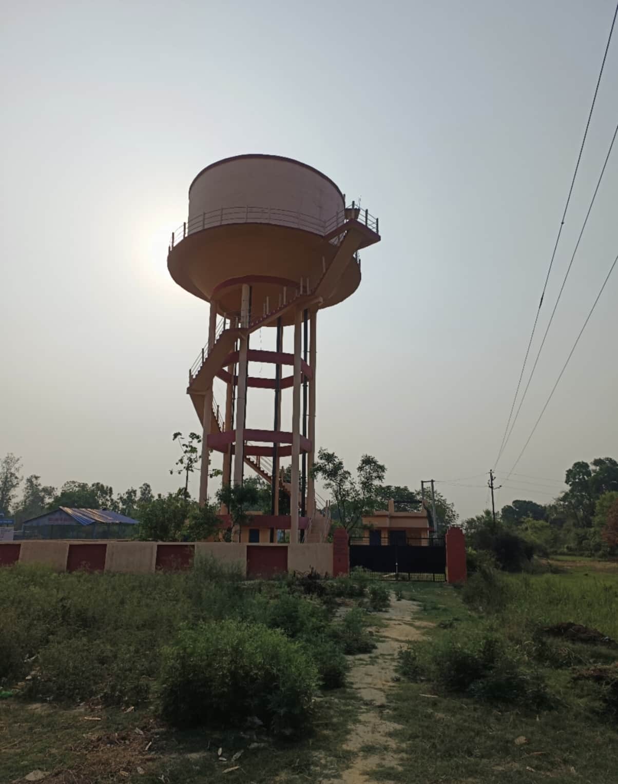 दृश्य तीन- बनकटी ब्लॉक के खड़ौहा गांव में बेपानी वाटर हेड टैंक। संवाद