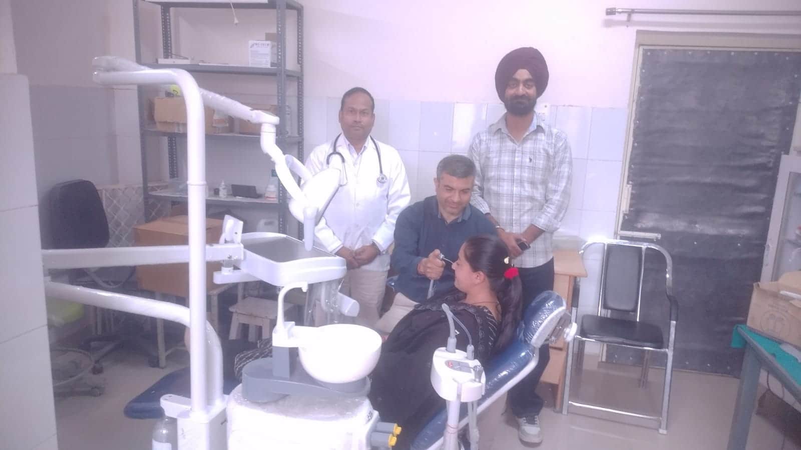 ददाहू अस्पताल में नई स्थापित दंत मशीन से उपचार करते चिकित्सक। संवाद