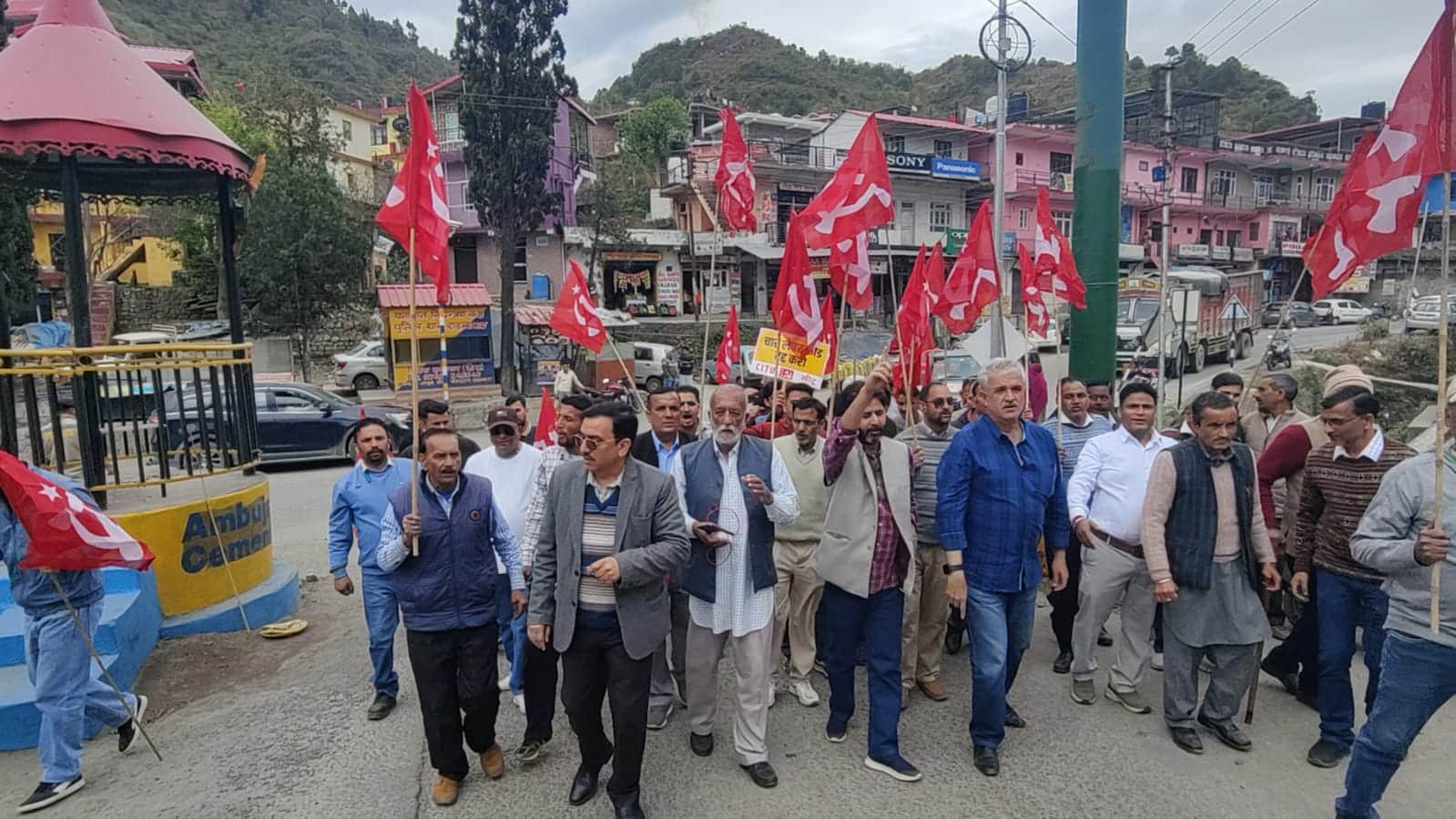 दाड़लाघाट में माकपा के जन आक्रोश जत्थे के दौरान रैली में भाग लेते कार्यकर्ता व स्थानीय लोग।