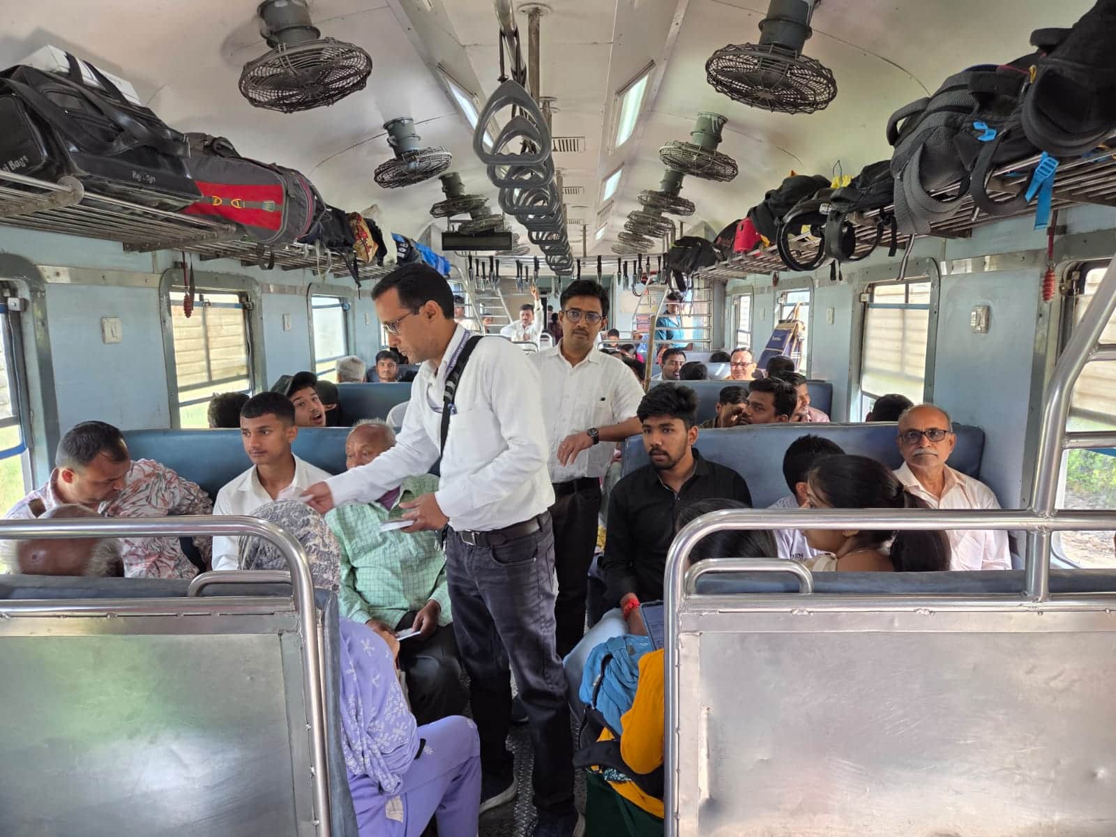 थावे से कप्तानगंज को जाने वाली डेमू सवारी गाड़ी में टिकट जांच करते कर्मचारी।स्रोत-सोशल मीडिया