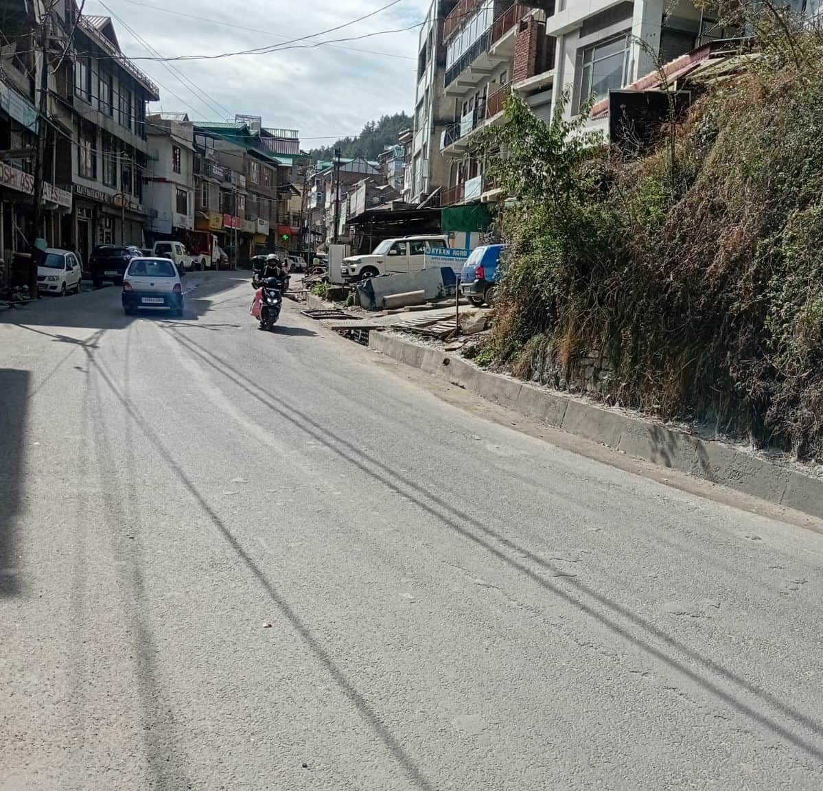 ठियोग में पुलिस की सख्त कार्रवाई के बाद बेतरतीब पार्किंग हटी, सुधरी यातायात व्यवस्था। संवाद