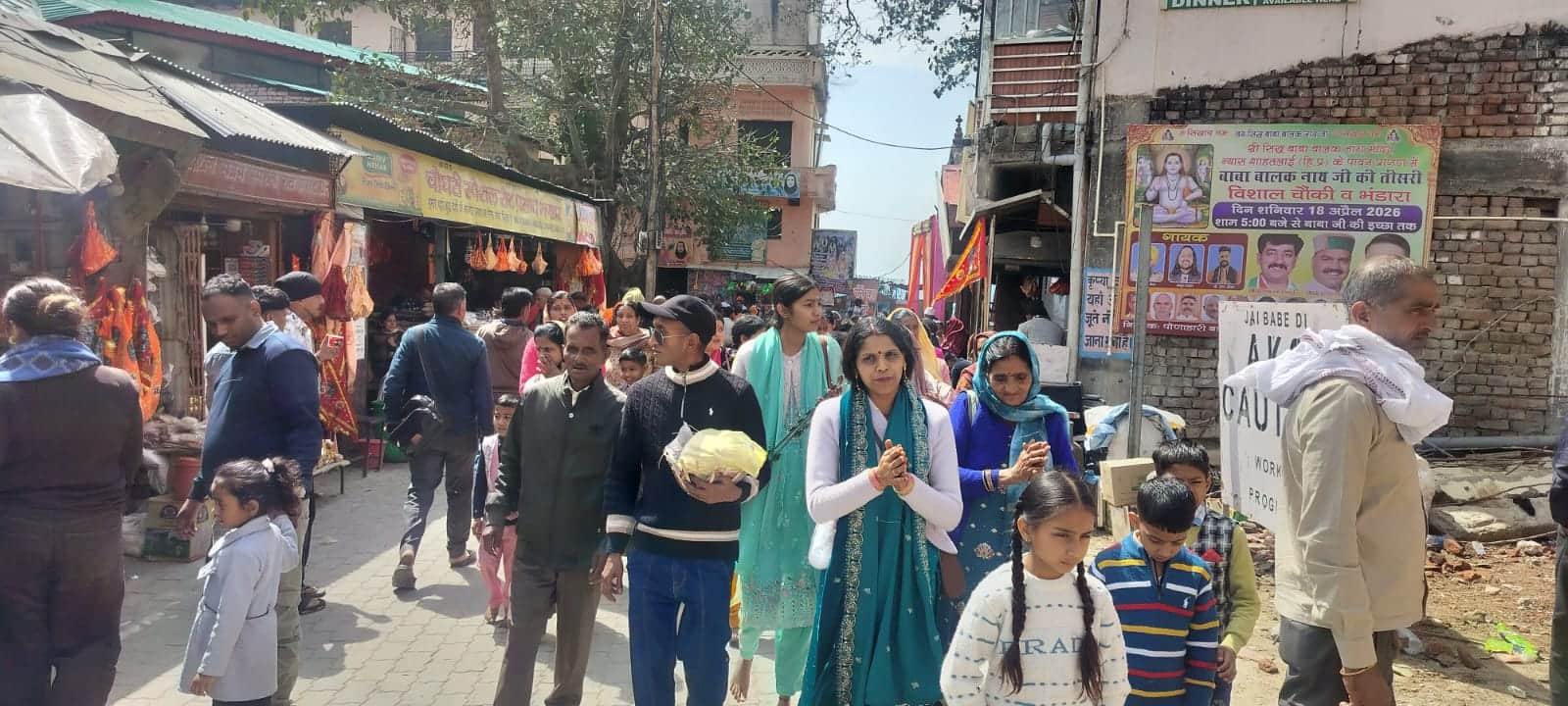 दियोटसिद्ध में चैत्र मास मेलों के दौरान बाबा बालक नाथ मंदिर के दर्शनों के लिए जाते हुए श्रद्धाल