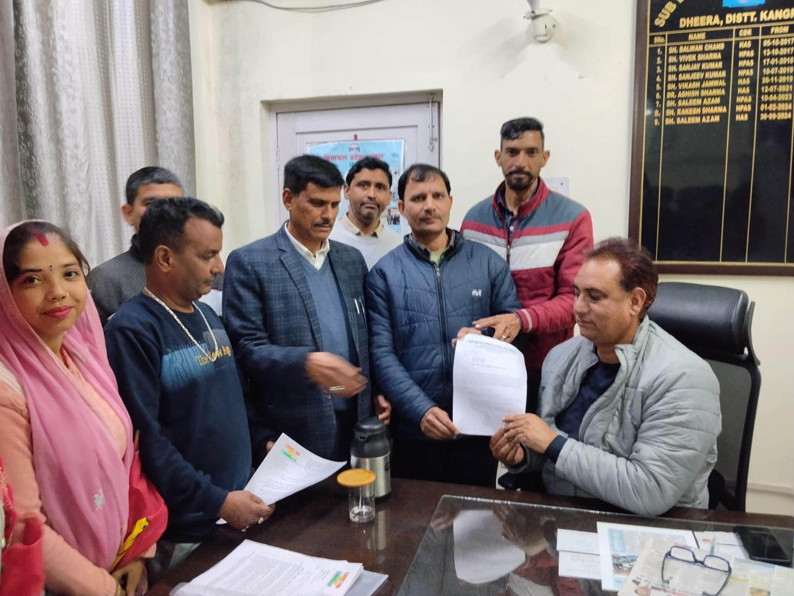 धीरा में एसडीएम सलीम आजम को ज्ञापन देते हुए  ट्रेड यूनियन कोऑर्डिनेशन सेंटर के पदाधिकारी स्