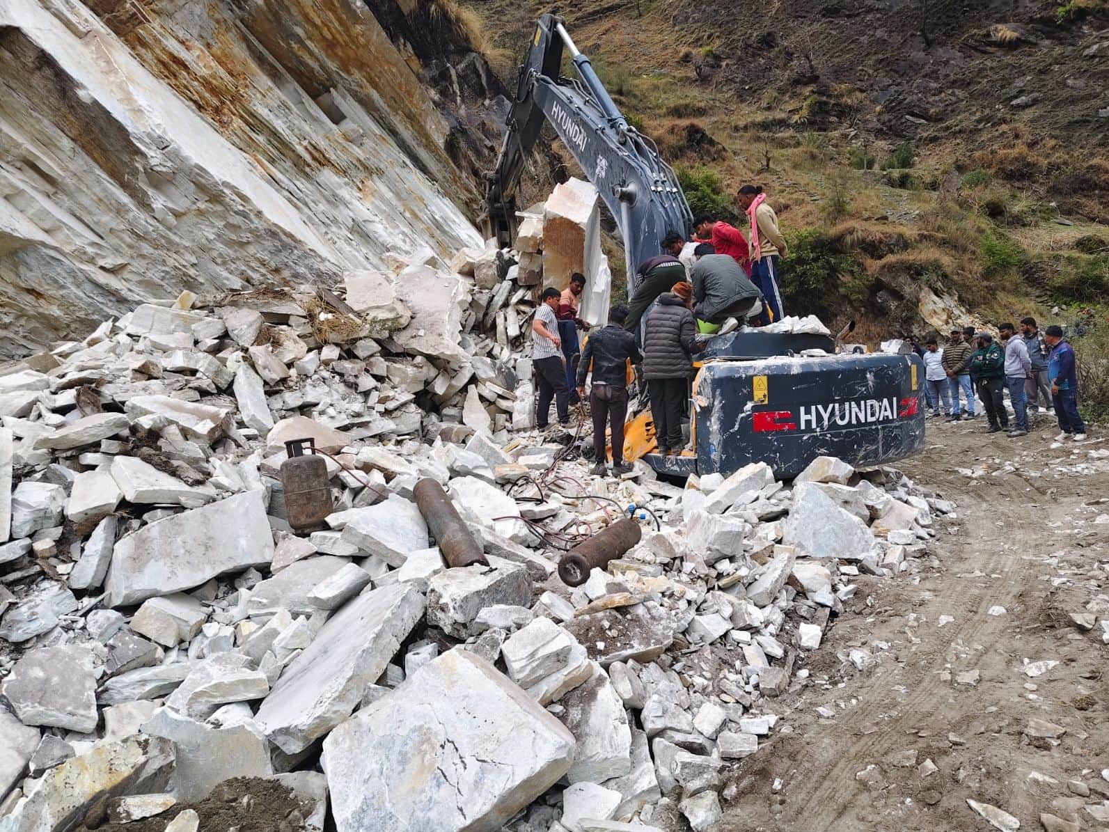 धारचूला में जेसीबी से शव को निकालते कंपनी के कर्मचारी। स्रोत:ग्रामीण