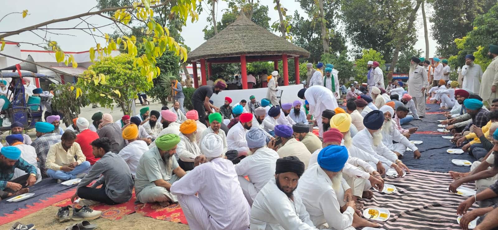 धरना स्थल पर लंगर छकते सिख समाज के लोग। संवाद