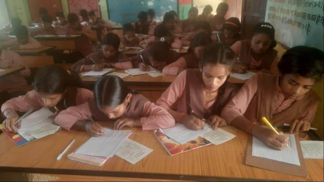 उच्च प्राथमिक विद्यालय पटना में परीक्षा देते विद्यार्थी