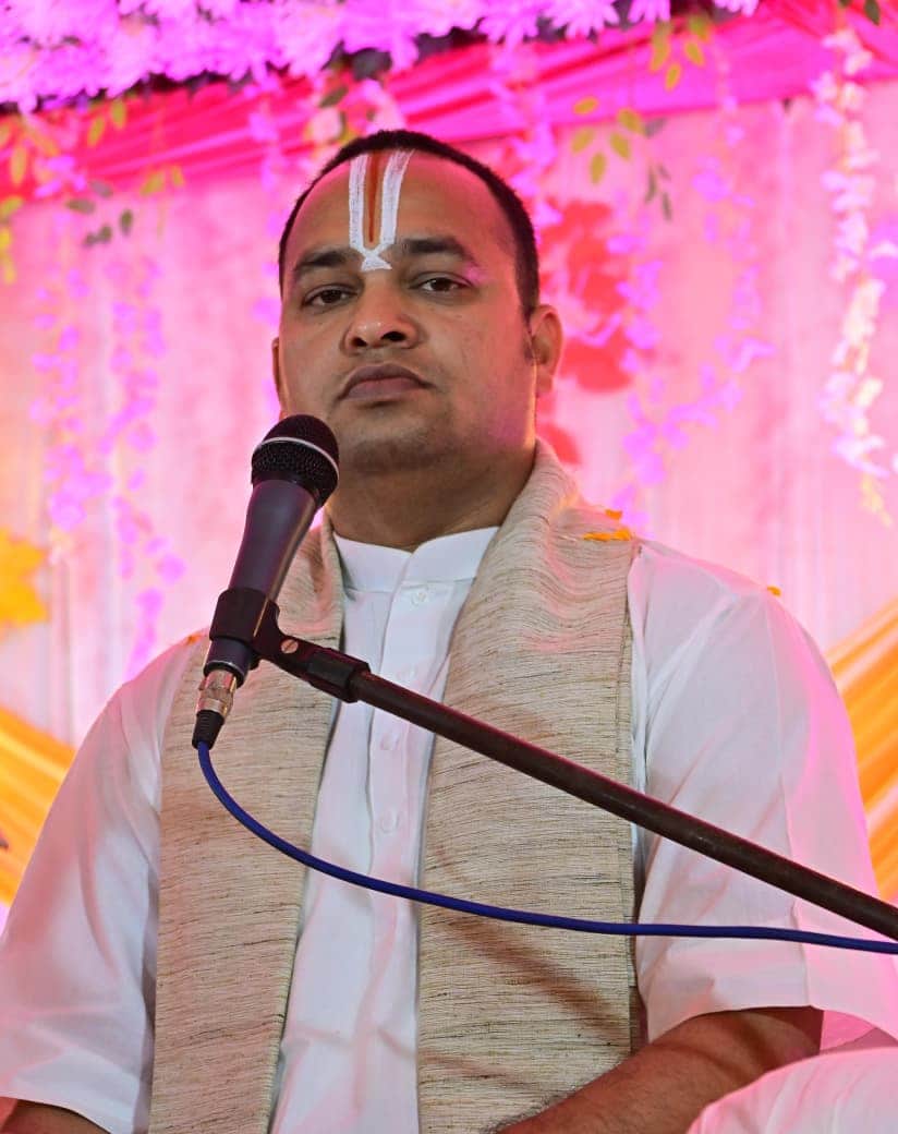 उतरावल में कथा कहते आचार्य धरणीधर