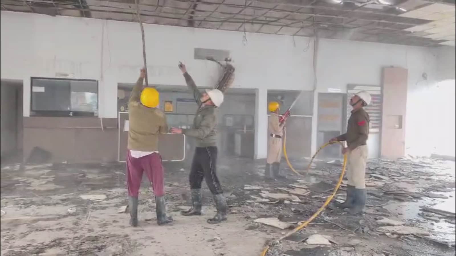 ऊना के झलेड़ा मारूति शोरुम लगी आग पर काबू पाते फायर कर्मी।संवाद