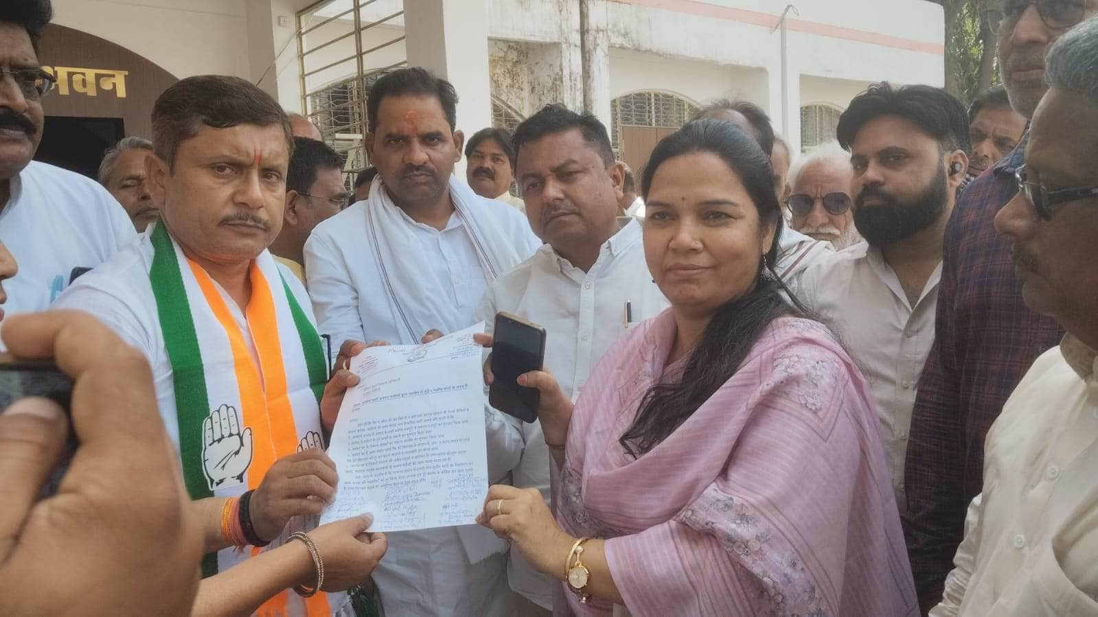 विकास भवन के बाहर अधिकारी को पत्रक सौंपते कांग्रेस कार्यकर्ता। स्रोत:-जागरूक पाठक