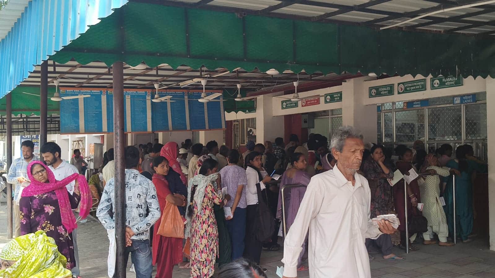 विल अस्पताल में दवा काउंटर पर लगी भीड़। अमर उजाला