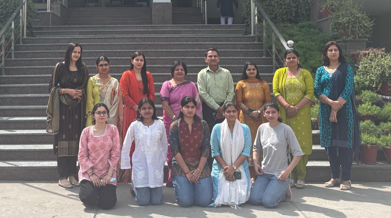 विश्वविद्यालय की मेरिट सूची में आने वाली जीवीएम की छात्राएं प्राचार्य व प्राध्यापिकाओं के साथ। 