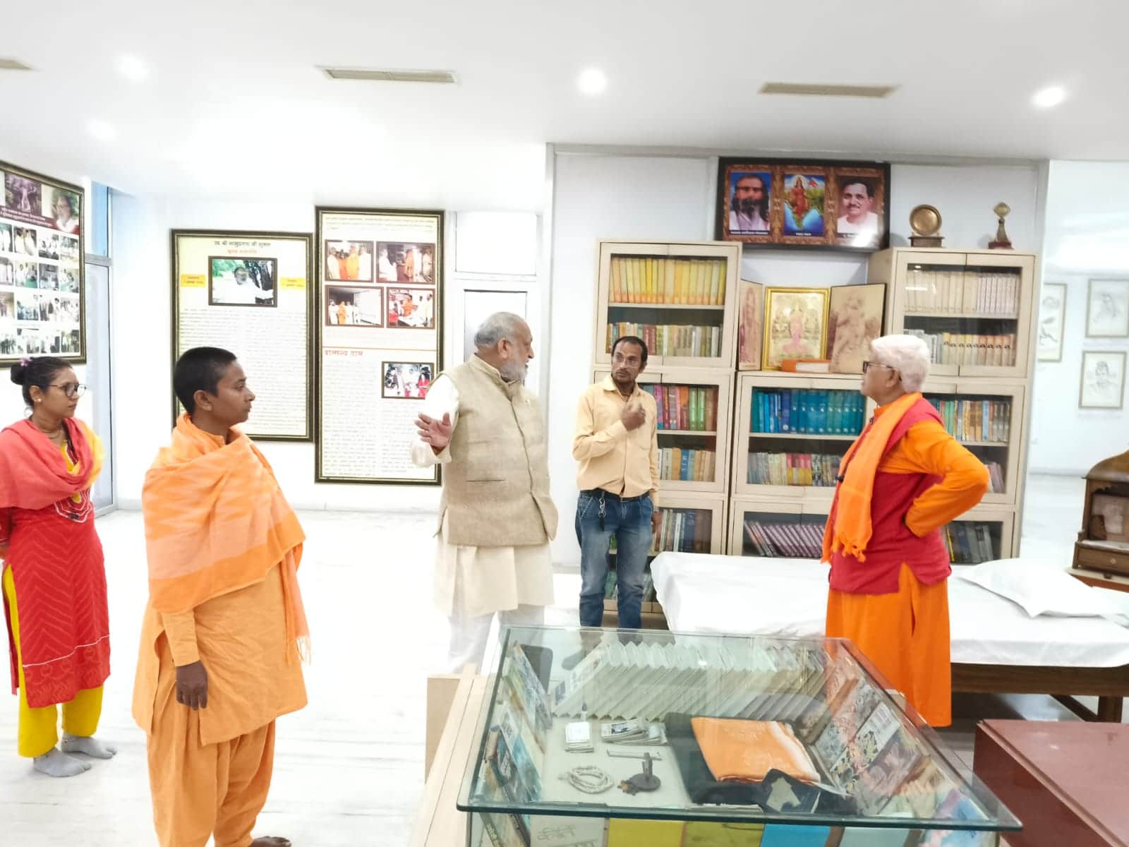 वात्सल्य ग्राम स्थित संग्रहालय को देखते हुए पूर्व मंत्री रविकांत गर्ग। संवाद