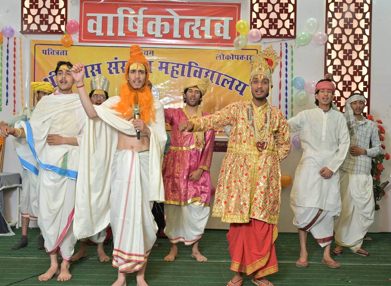 व्यास संस्कृत कॉलेज सुल्तानपुर में सालाना समारोह के लिए पारंपरिक परिधान में सजी छात्राएं। क