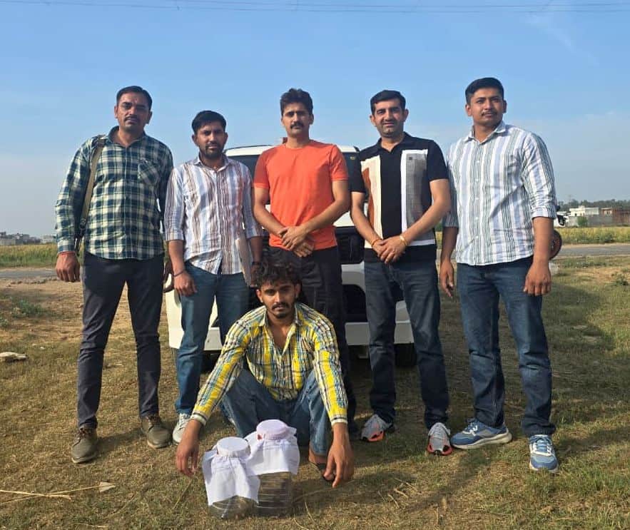 18जेएनडी02-पुलिस गिरफ्त में अवैध पिस्तौल के साथ पकड़ा गया आरोपी। स्रोत पुलिस