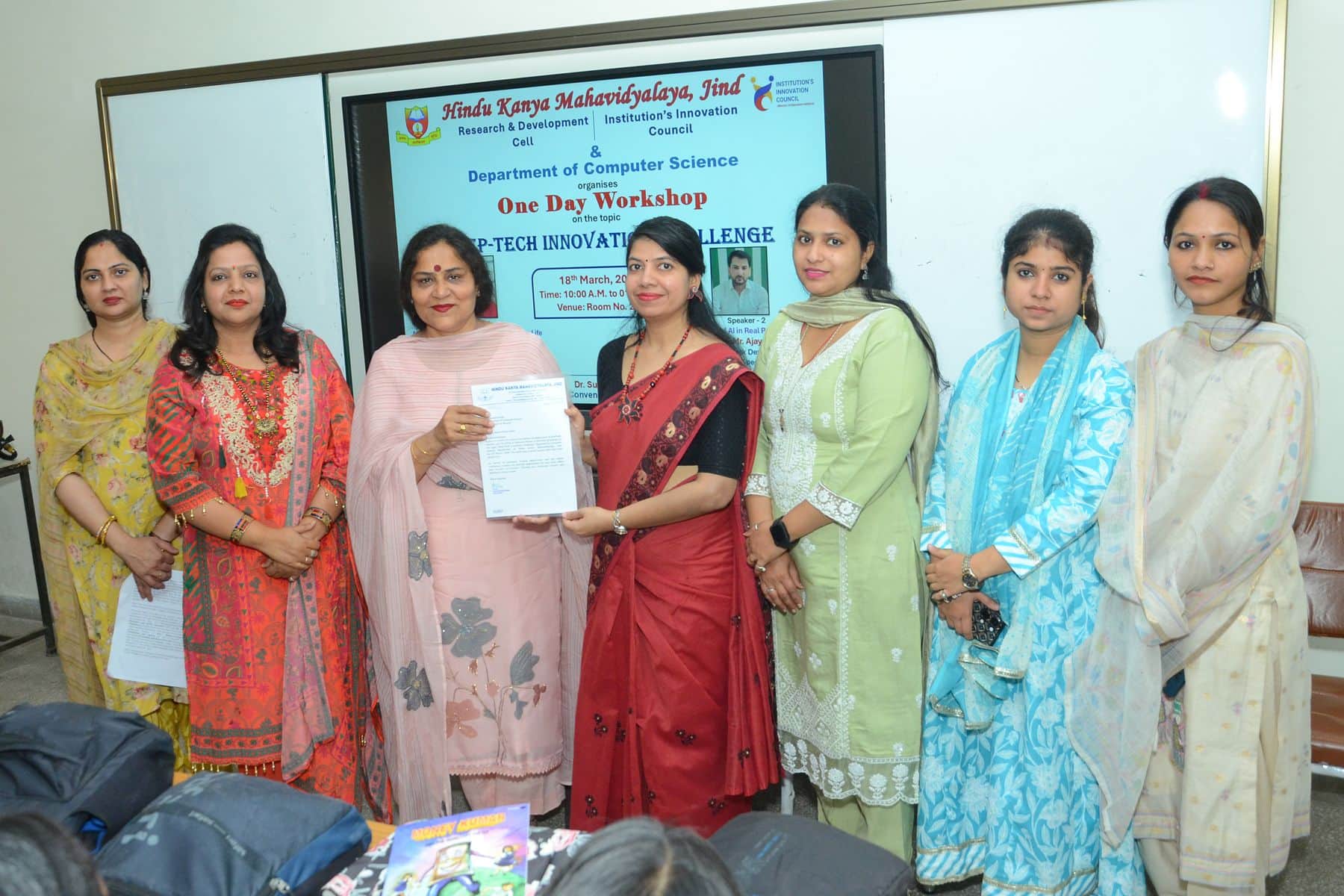 18जेएनडी07: मुख्य वक्ता डॉ. हिमांशु गर्ग को सम्मानित करते हुए कॉलेज प्राचार्य डॉ. पूनम मोर। स्र