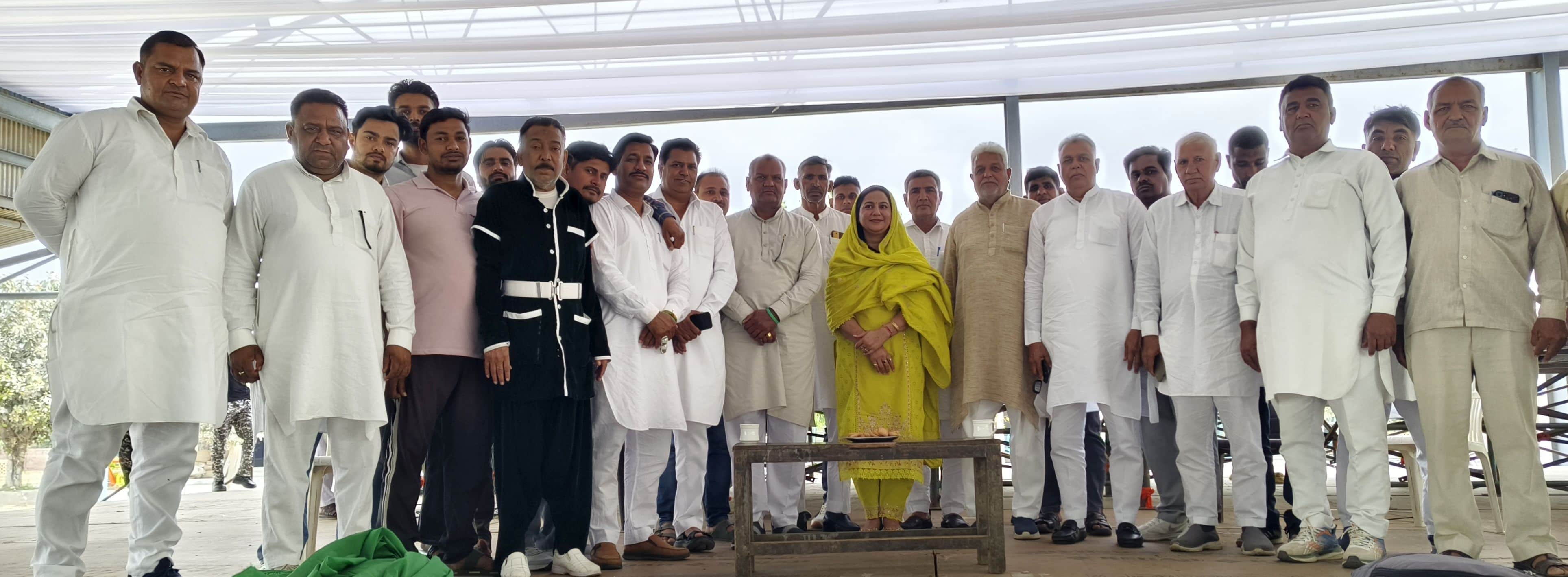 18जेएनडी09-नई अनाज मंडी में होने वाले सम्मेलन स्थल का जायजा लेने पहुंची सुनैना चौटाला और अन्य। 