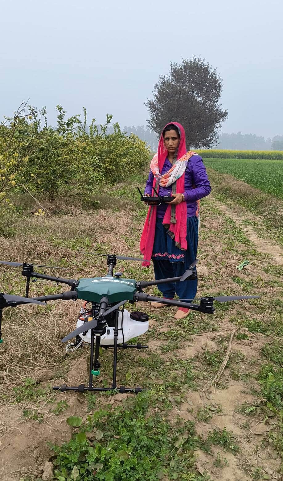18जेएनडी17: खेतों में ड्रोन उड़ाती रेणू खटकड़। संवाद