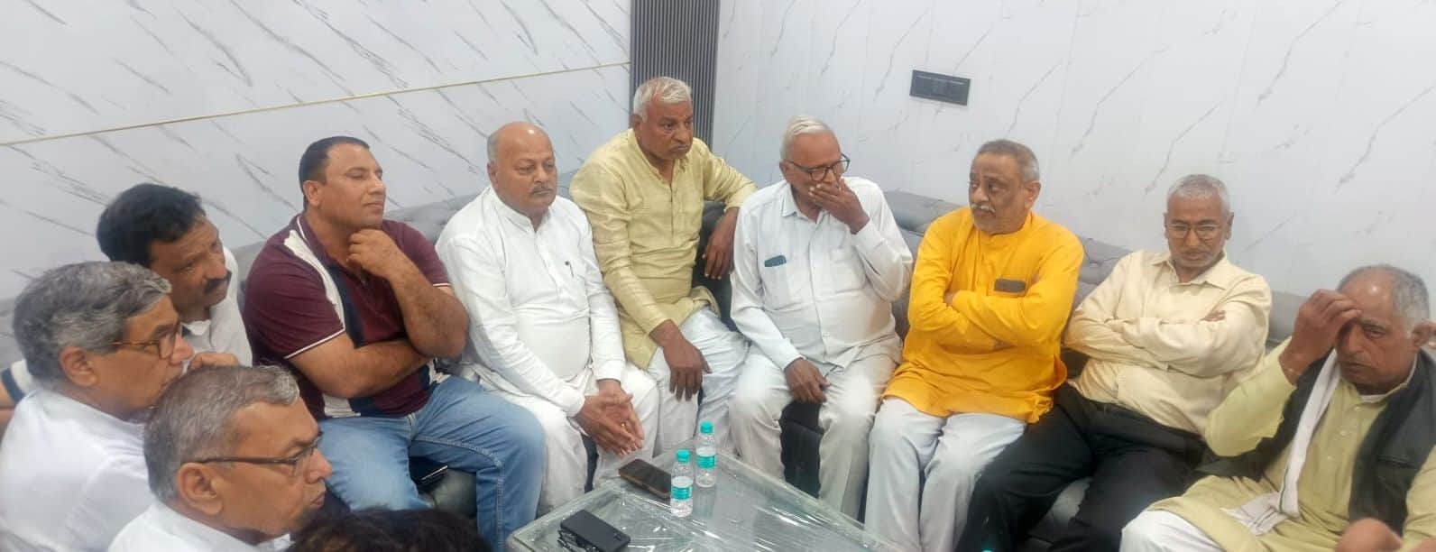 18जेएनडी22-अपहरण करने का प्रयास करने के मामले को लेकर बैठक करते व्यापारी। स्रोत व्यापारी