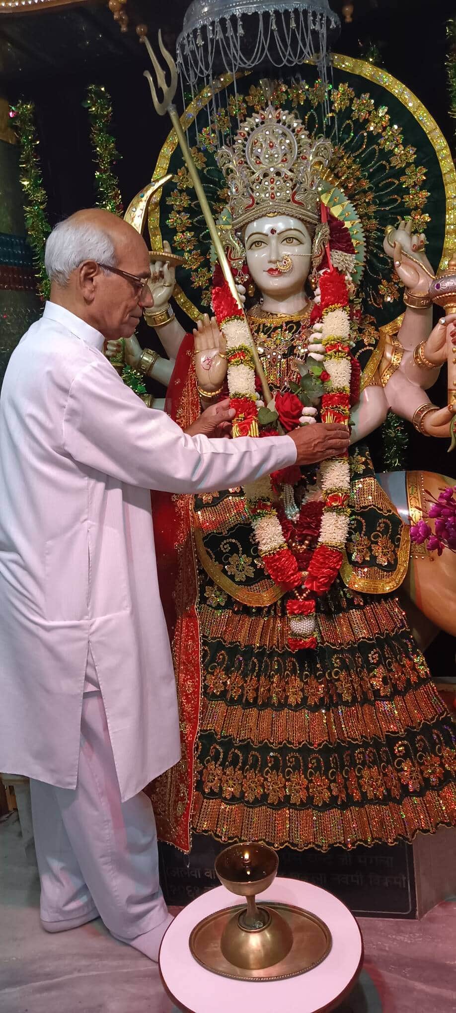 18जेएनडी23: माता वैष्णवी धाम के मैनेजिंग ट्रस्टी आचार्य पवन शर्मा माता का श्रृंगार करते हुए।  स