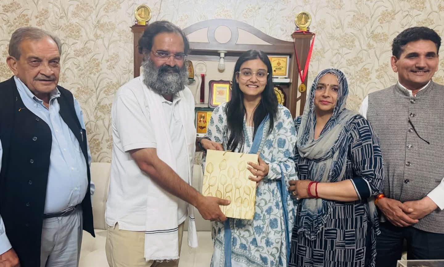 18जेएनडी24-स्वाति को सम्मानित करते हुए पूर्व सांसद बृजेंद्र सिंह। स्रोत कार्यकर्ता