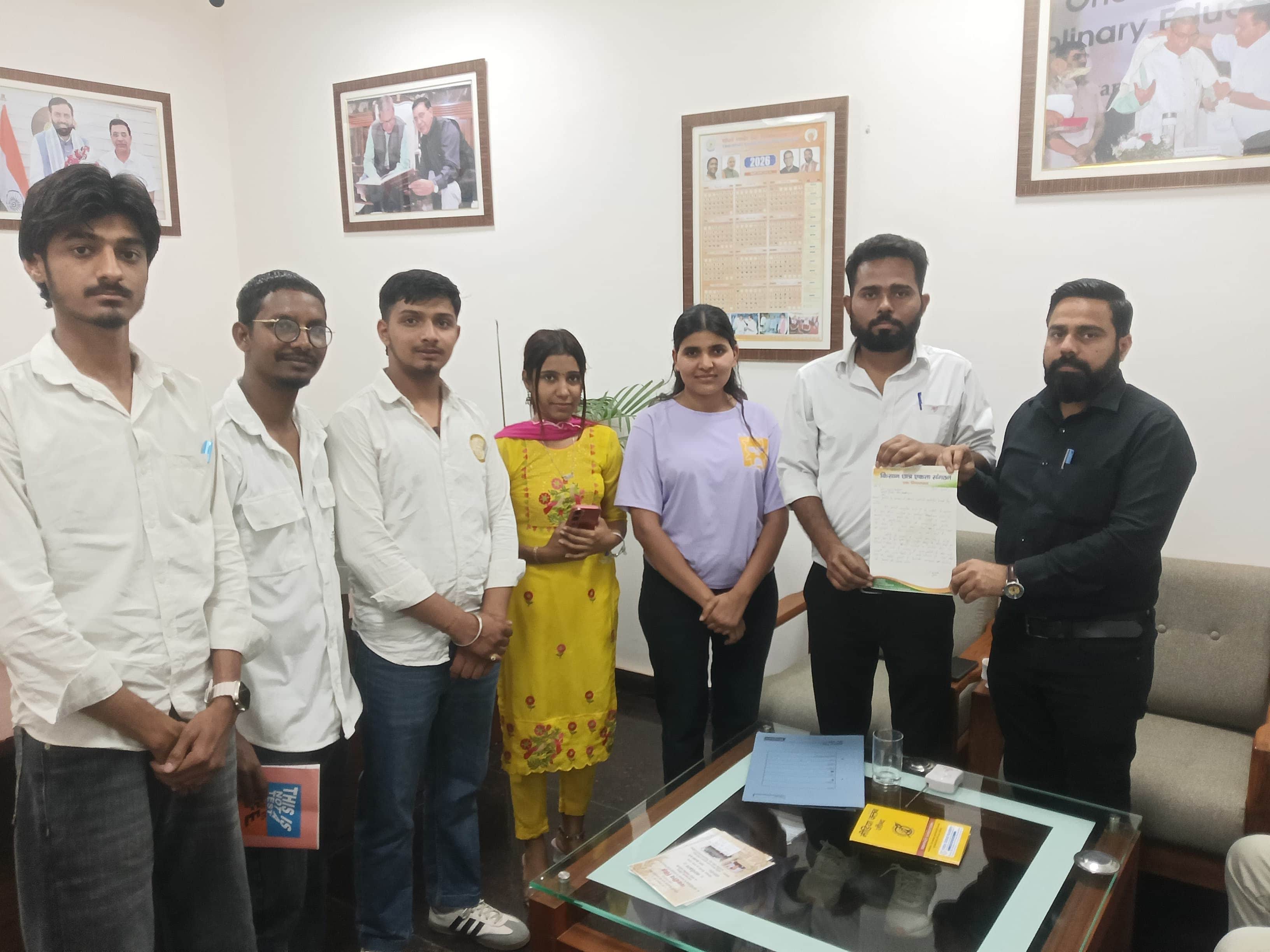 18जेएनडी25: संगोष्ठी करवाने की मांग को लेकर ज्ञापन सौंपते हुए छात्र संगठन के सदस्य। स्रोत: संगठ