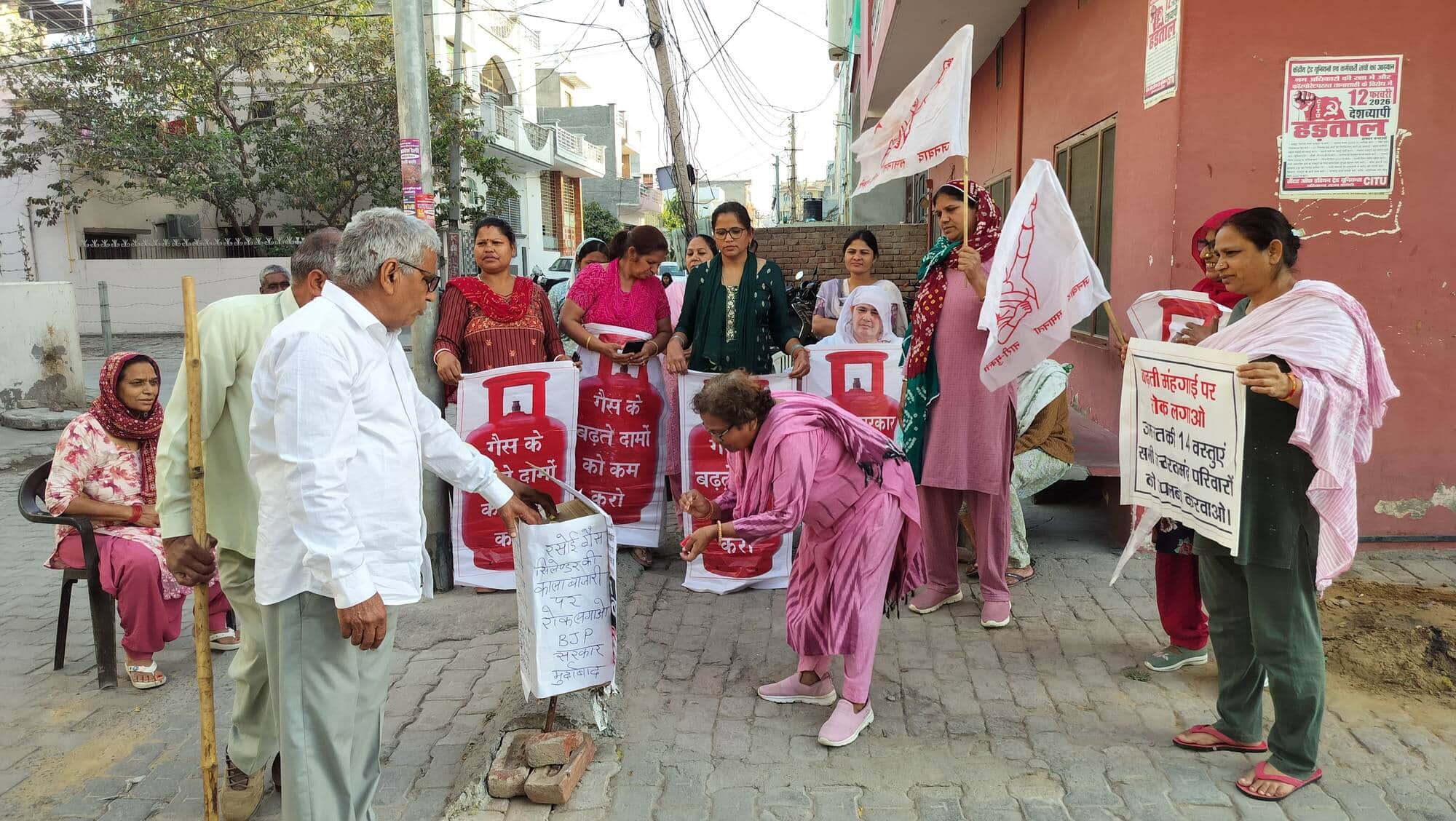 18जेएनडी26: गैस सिलिंडर के विरोध में सरकार का पुतला जलाते हुए महिलाएं। स्रोत : संगठन