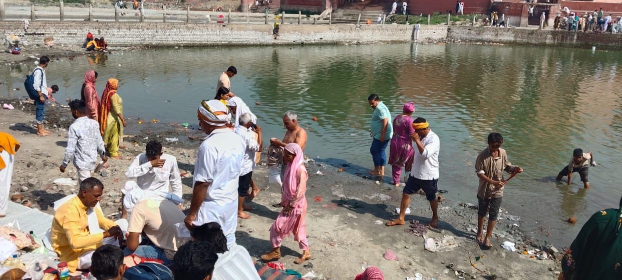 A flood of devotees surged at Pindara Tirth, performing Pind-daan for the peace of their ancestors.