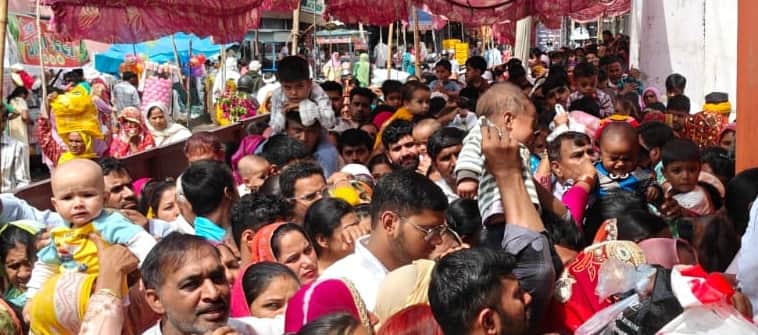 19-रोहतक के माता दरवाजा स्थित शीतला माता मंदिर में चैत्र नवरात्र पर पूजा अर्चना के लिए लाइन मे