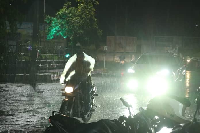 36-दिल्ली रोड पर बारिश के दौरान गुजरते वाहन। संवाद