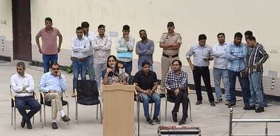 39-पंडित श्रीराम शर्मा रंगशाला में हुई कार्यशाला में संबोधित करतीं नगर निगम संयुक्त आयुक्त नमि