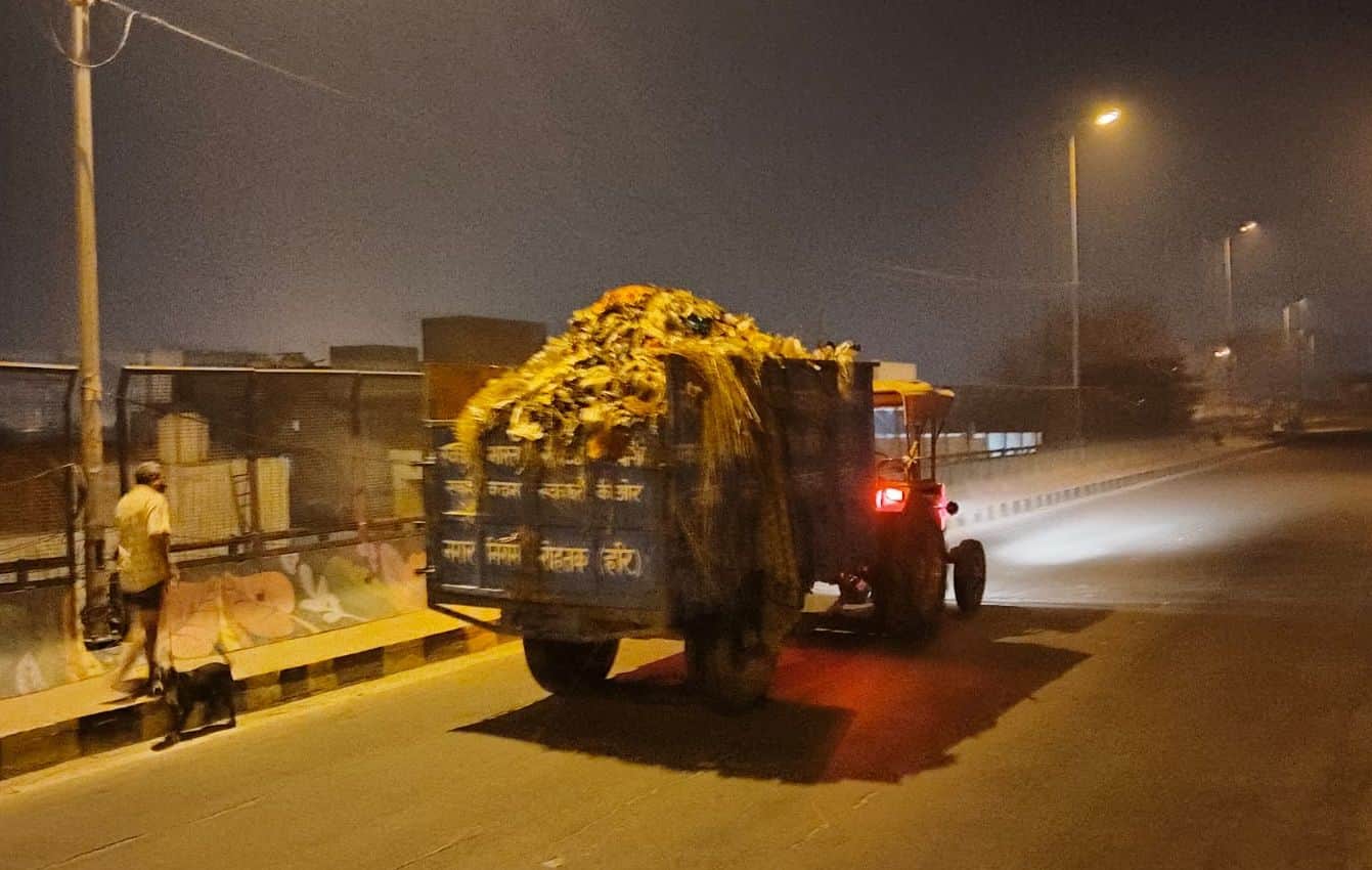 6-सर्कुलर रोड पर बिना ढके कूड़ा ले जा रहा कर्मचारी।