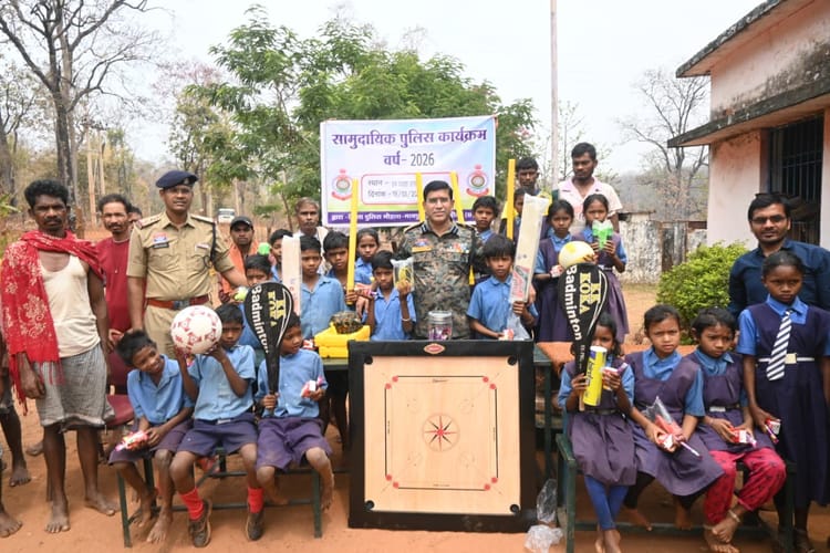 राजनांदगांव में पुलिस का सामुदायिक संवाद: एसपी ने सुनीं ग्रामीणों की समस्याएं, माओवादियों से सरेंडर की अपील की